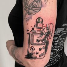 Moniques Tattoo-Arbeit -Spiele-Handheld- vom DarkCarbon Tattoo-Studio in Bochum