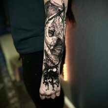 Moniques Tattoo-Arbeit vom DarkCarbon Tattoo-Studio in Bochum: Flughund, Blackwork-Tattoo, Dark-Tattoo