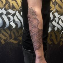 Ennis Tattoo-Arbeit vom DarkCarbon Tattoo-Studio in Bochum: Ornament-Tattoo, geometrisches Tattoo, Mandala-Tattoo
