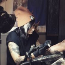 Monique vom DarkCarbon Tattoo-Studio in Bochum bei der Arbeit