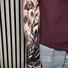 Moniques Tattoo-Arbeit vom DarkCarbon Tattoo-Studio in Bochum: ⁠florales Tattoo, Blumentattoo, Blackwork-Tattoo