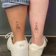 Ennis Tattoo-Arbeit vom DarkCarbon Tattoo-Studio in Bochum: Freundschafts-Tattoo, Linework, Fineline-Tattoo