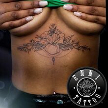 Ennis Tattoo-Arbeit Floral unter Brust vom DarkCarbon Tattoo-Studio in Bochum