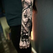Moniques Tattoo-Arbeit vom DarkCarbon Tattoo-Studio in Bochum: Flughund, Blackwork-Tattoo, Dark-Tattoo