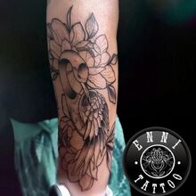 Ennis Tattoo-Arbeit Floral mit Kranich vom DarkCarbon Tattoo-Studio in Bochum