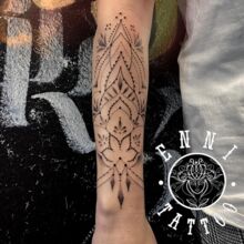 Ennis Tattoo-Arbeit vom DarkCarbon Tattoo-Studio in Bochum: Mandala, Fineline-Tattoo, filigranes Tattoo, Arm-Tattoo
