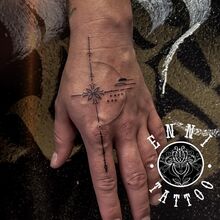 Ennis Tattoo-Arbeit vom DarkCarbon Tattoo-Studio in Bochum: Fineline, filigranes Tattoo, Linework, Hand-Tattoo