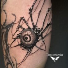 Moniques Tattoo-Arbeit -Spinne/Auge- vom DarkCarbon Tattoo-Studio in Bochum