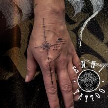 Ennis Tattoo-Arbeit vom DarkCarbon Tattoo-Studio in Bochum: Fineline, filigranes Tattoo, Linework, Hand-Tattoo