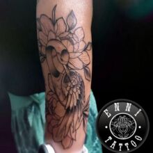 Ennis Tattoo-Arbeit vom DarkCarbon Tattoo-Studio in Bochum: Black and grey Tattoo, florales Tattoo, Linework
