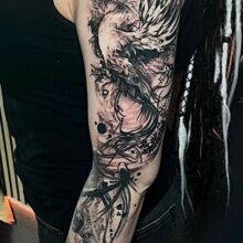 Moniques Tattoo-Arbeit vom DarkCarbon Tattoo-Studio in Bochum: Phönix, DarkArt, Blackwork
