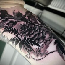 Moniques Tattoo-Arbeit vom DarkCarbon Tattoo-Studio in Bochum: Tannenzapfen, Blackwork-Tattoo, Dark-Tattoo, florales Tattoo