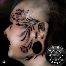 Ennis Tattoo-Arbeit Florales Gesicht vom DarkCarbon Tattoo-Studio in Bochum