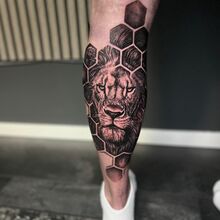 Moniques Tattoo-Arbeit vom DarkCarbon Tattoo-Studio in Bochum: Löwe, geometrische Ornamente, Realismus-Tattoo, Löwenportrait, black and grey Realismus