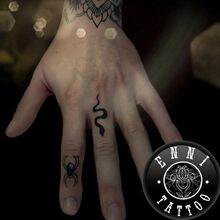 Ennis Tattoo-Arbeit Schlange-Spinne vom DarkCarbon Tattoo-Studio in Bochum