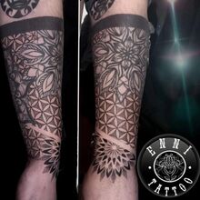 Ennis Tattoo-Arbeit Mandala vom DarkCarbon Tattoo-Studio in Bochum