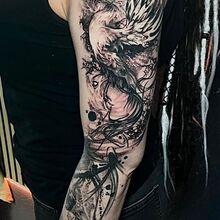Moniques Tattoo-Arbeit vom DarkCarbon Tattoo-Studio in Bochum: Phönix, DarkArt, Blackwork
