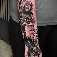 Moniques Tattoo-Arbeit vom DarkCarbon Tattoo-Studio in Bochum: Harry Potter Fan-Tattoo (inoffiziell), düster Realismus Tattoo, black and grey Realismus