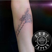 Ennis Tattoo-Arbeit Floral mit Name vom DarkCarbon Tattoo-Studio in Bochum